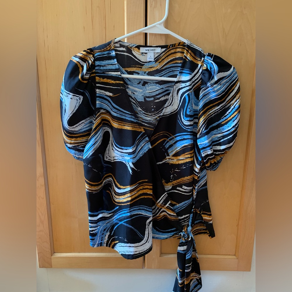 NWOT ! Women’s Nine West Abstract Water Print Blouse Size Small